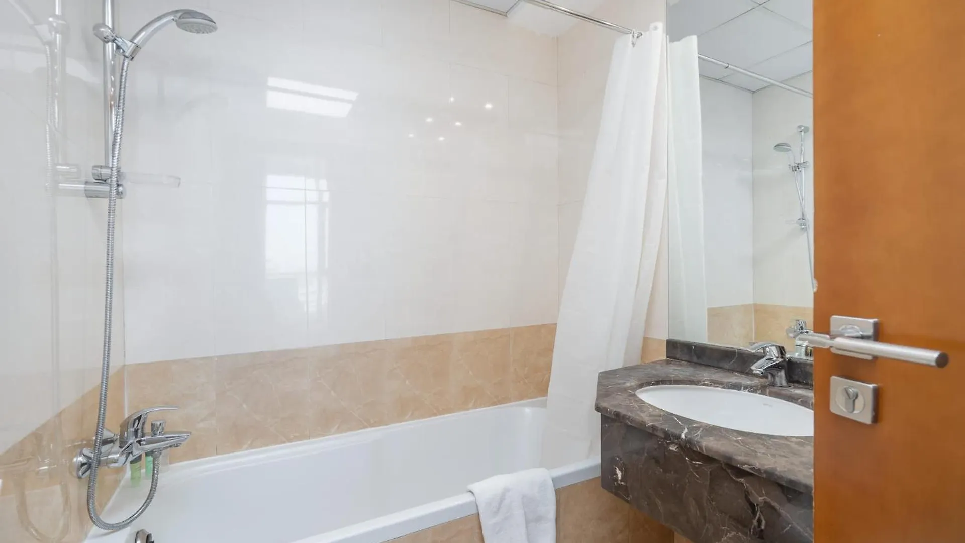 Amazing 2 Bedroom In Dubai Marina Sleeps 4! 0*,