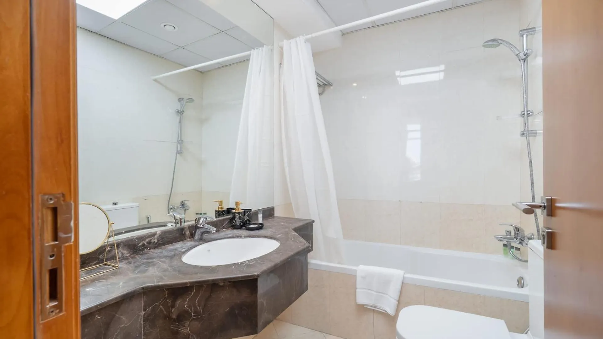 Amazing 2 Bedroom In Dubai Marina Sleeps 4!